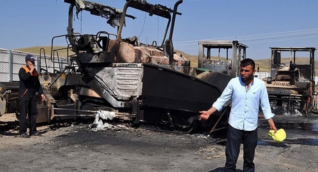 Erzurum'da teröristler 8 aracı yaktı