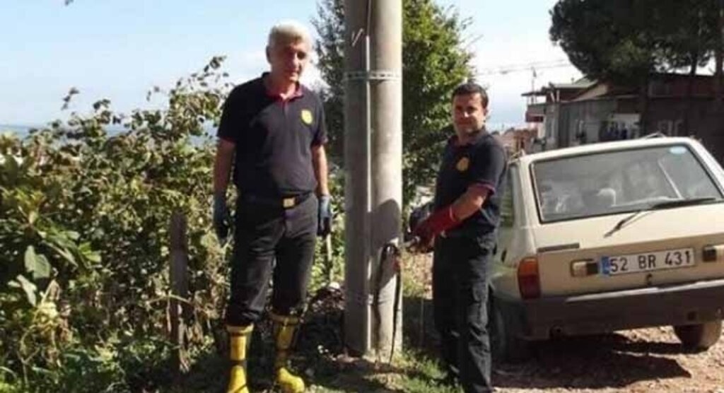 Eve giren yılanı, itfaiye ekipleri yakaladı