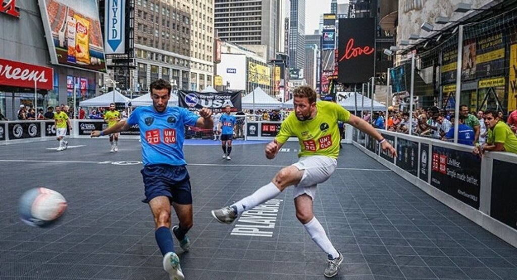 Evsizler için Times Meydanı'nda sokak turnuvası