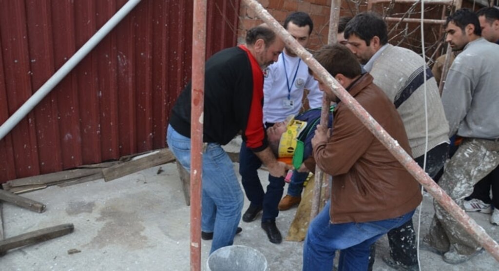 Fatsa’da inşaattan düşen işçi yaralandı