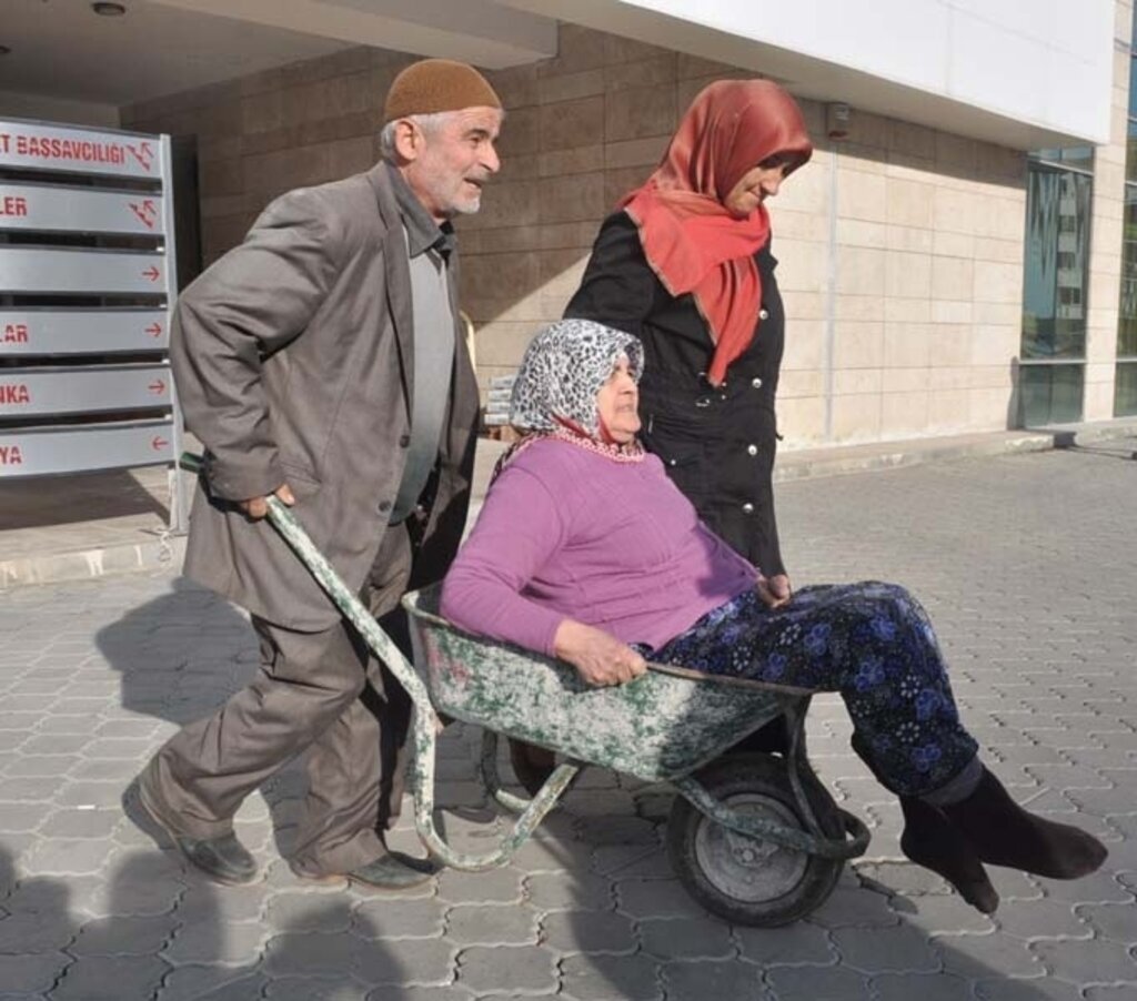 Felçli kadın adliyede el arabasıyla taşındı