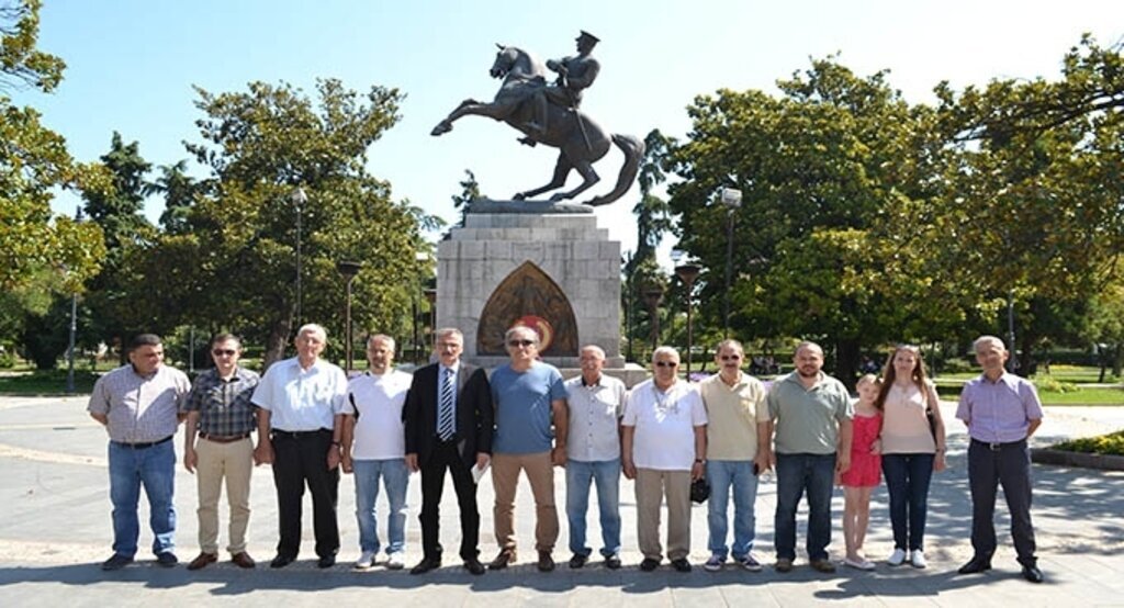 Gazeteciler Cemiyeti'nden Atatürk Anıtı'na çelenk