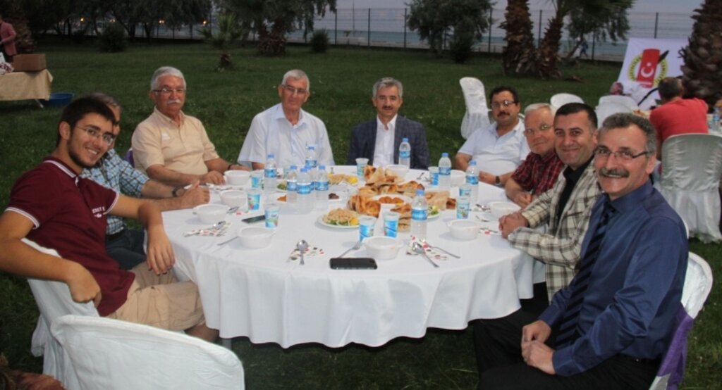 Gazetecilerin iftarı farklı