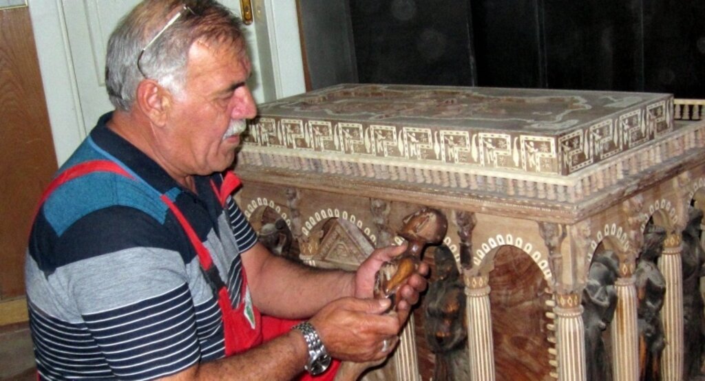 Gelinine çivisiz 850 bin parçalı sandık yapıyor