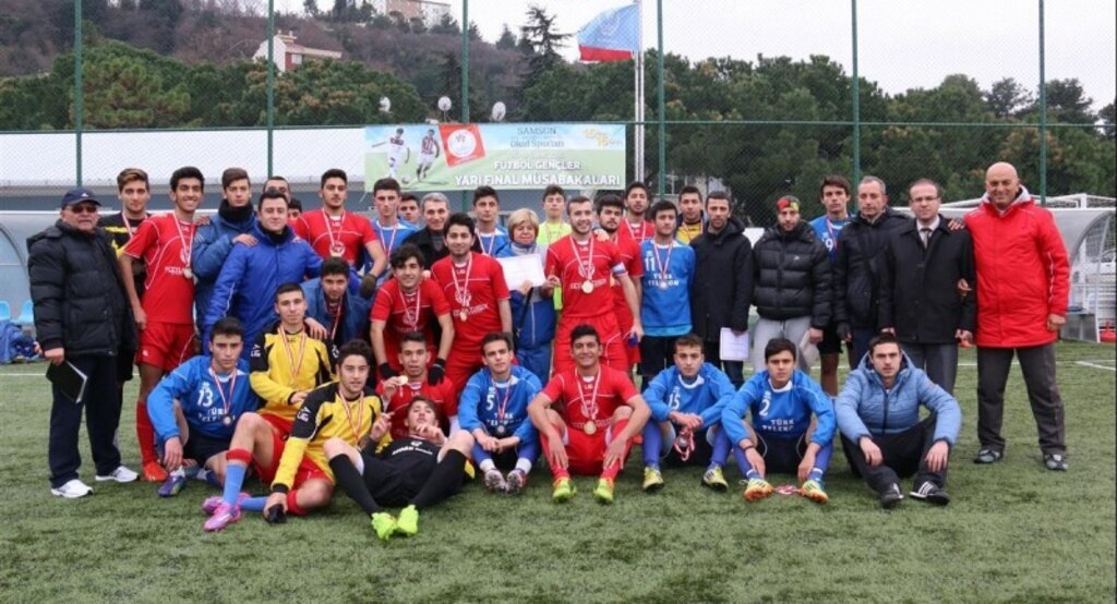 Gençler futbol yarı final müsabakaları yapıldı