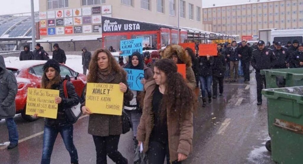 Gençler Özgecan için yürüdü