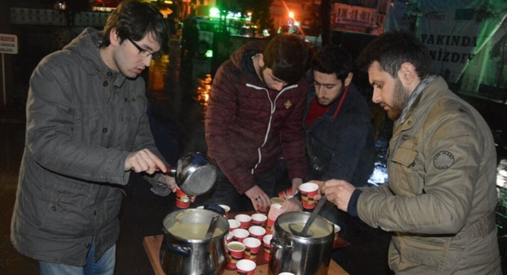 Gençlerden cami cemaatine çorba ikramı