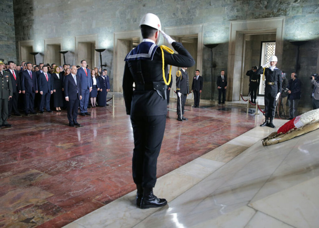 Gençlik Haftası Başladı, Gençler Ata'nın huzurunda...