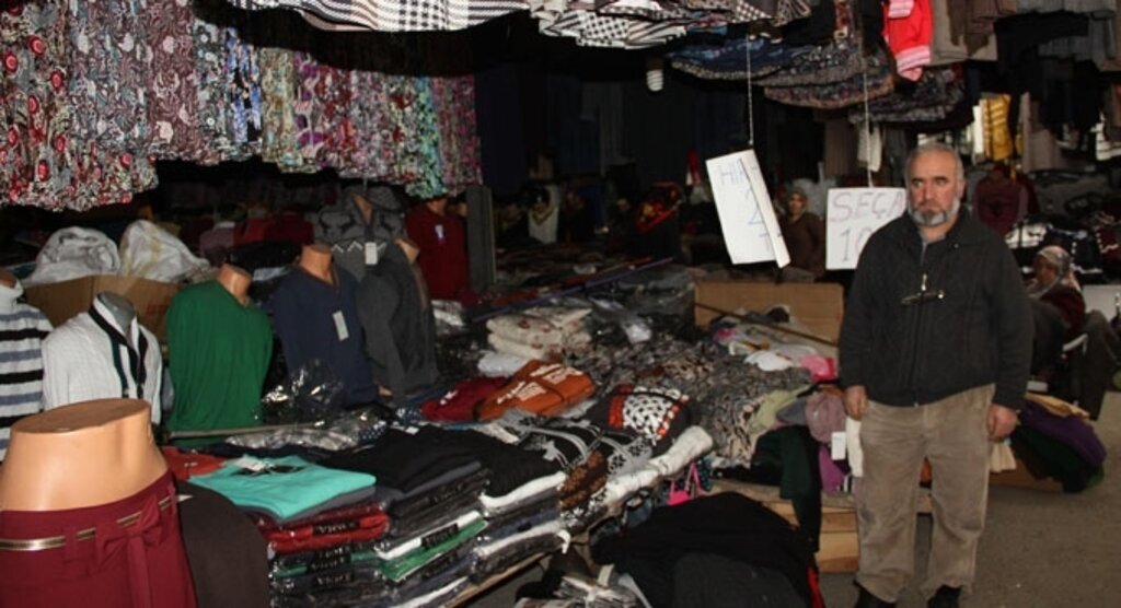 Girdikleri iki iş yerinden seçerek giysi çaldılar