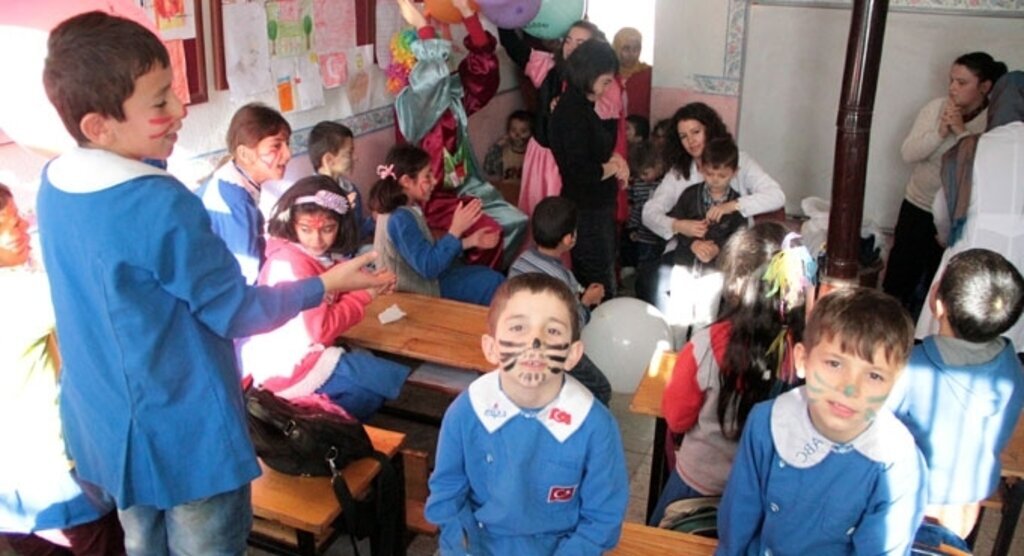 Gülümseten Aşı Projesi ile eğlenerek aşı oluyorlar