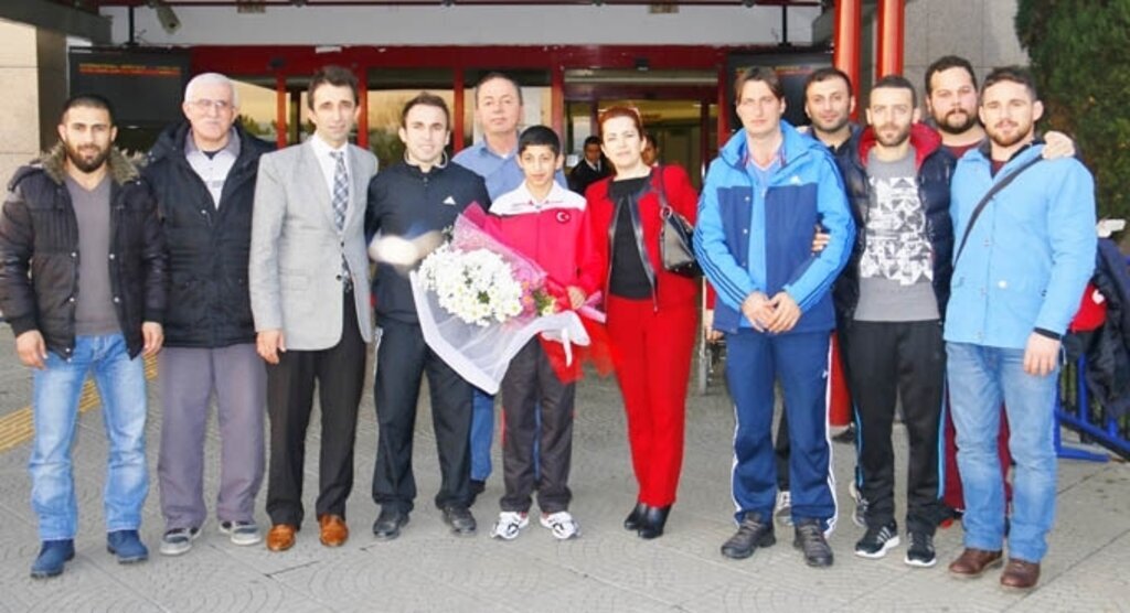 GÜMÜŞ MADALYALI BALKAN İKİNCİSİ GÜREŞÇİYE KARŞILAMA