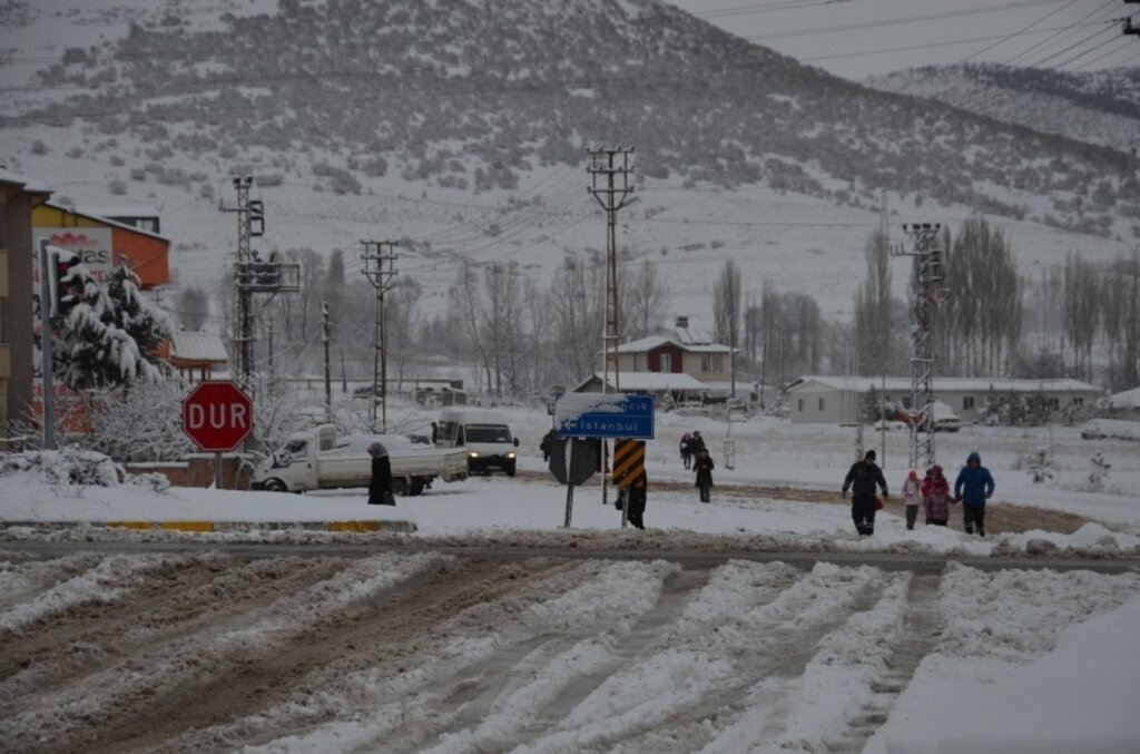 Gümüşhacıköy'de kar yağışı
