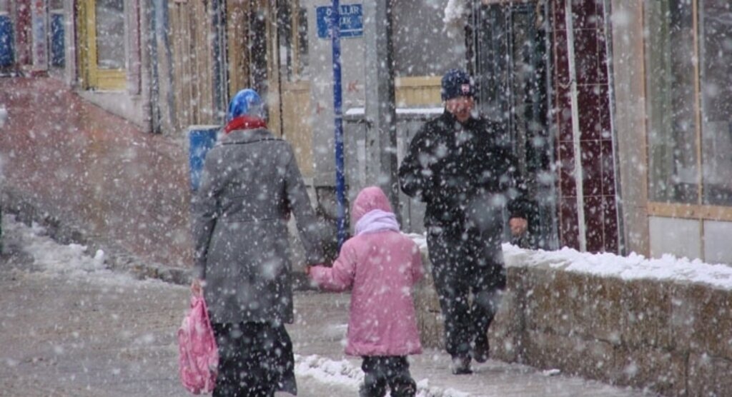 Gümüşhane'de kar yağışı nedeniyle ulaşıma kapandı