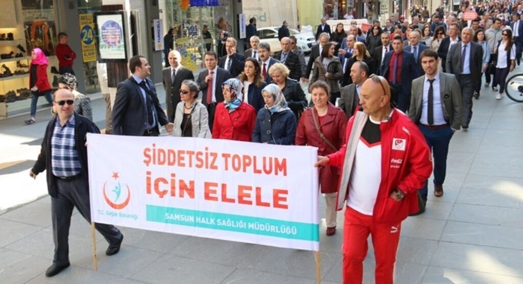 HALK SAĞLIĞI YÜRÜYÜŞÜ İLE KADINLAR GÜNÜ KUTLANDI