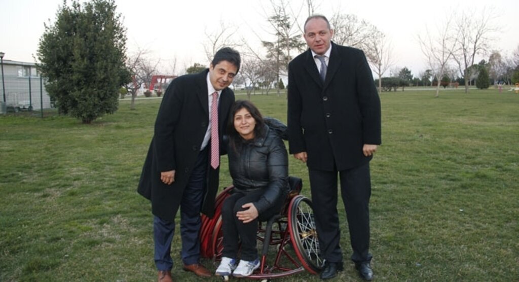 Haluk Tan milli basketbolcunun yanında