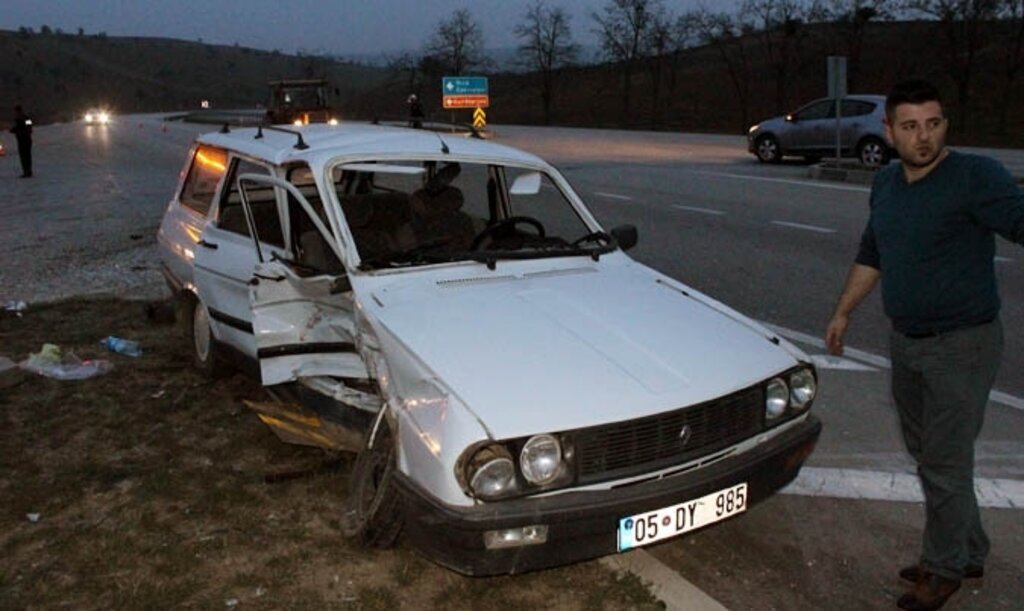 Havza'da iki otomobil çarpıştı : 8 yaralı