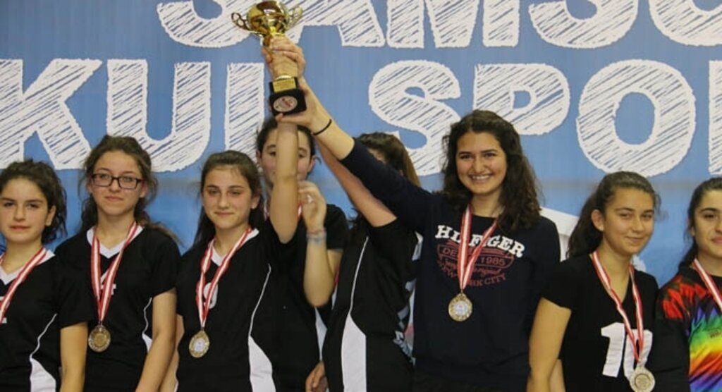 Hentbolda genç kızlar ödüllerini aldı