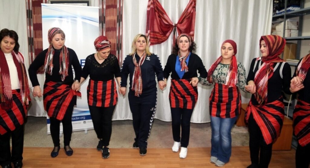 Horon ile hem eğleniyor hem zayıflıyorlar