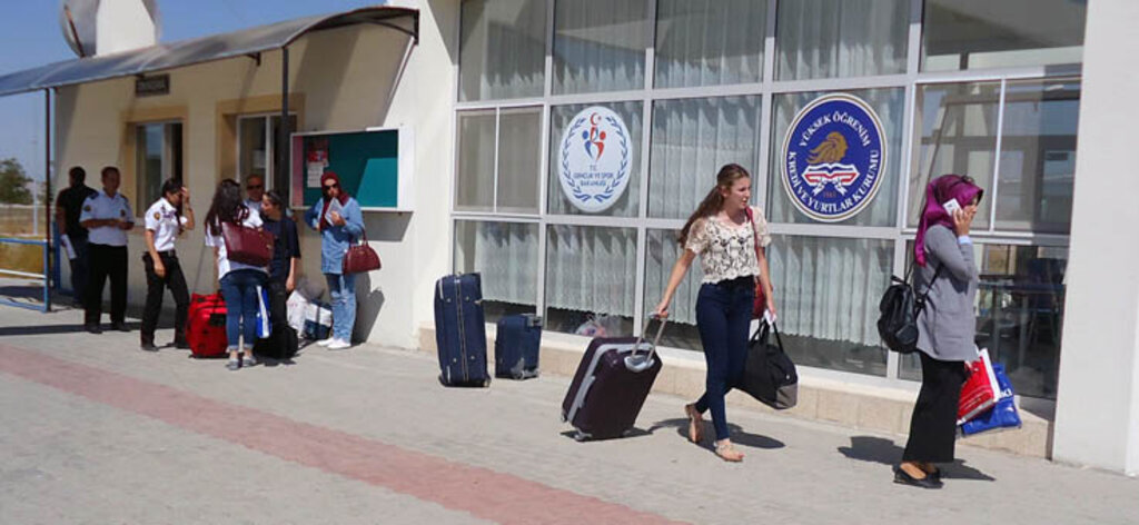 İlk kez KYK'lı olan öğrenciler yurtlara yerleşmeye başladı