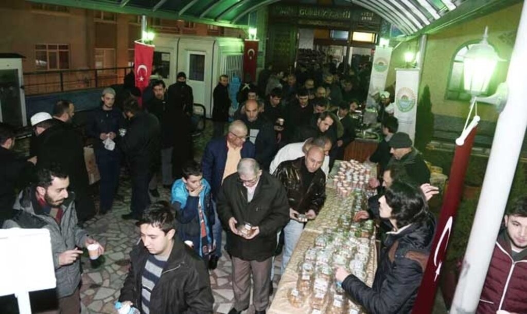 İlkadım Belediyesi lokma ve lokum dağıttı