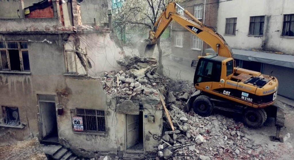 İlkadım da metruk yapılar yıkılıyor
