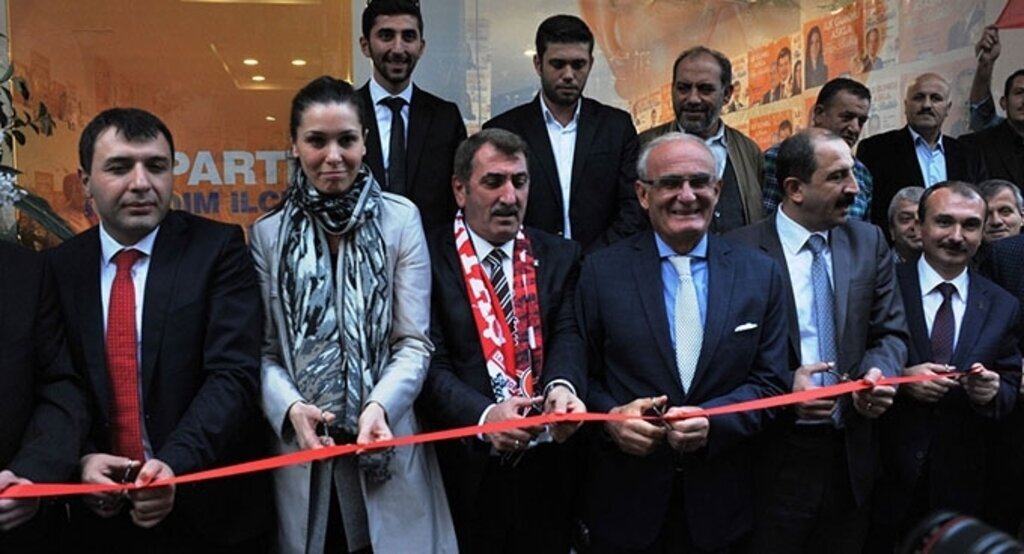 İlkadım seçim irtibat bürosu miting havasında açıldı