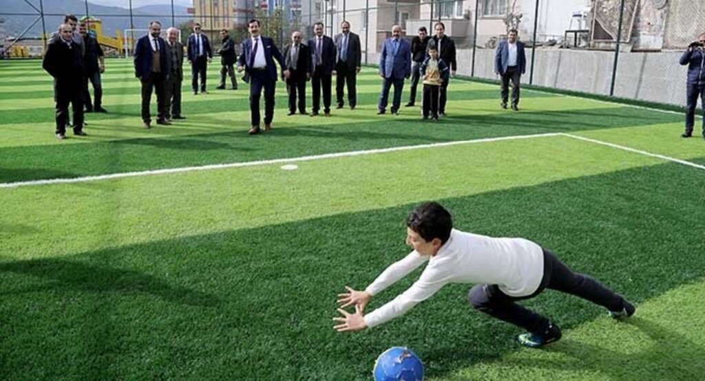 İlkadım'da yeni halı saha ve çocuk Parkı faaliyette