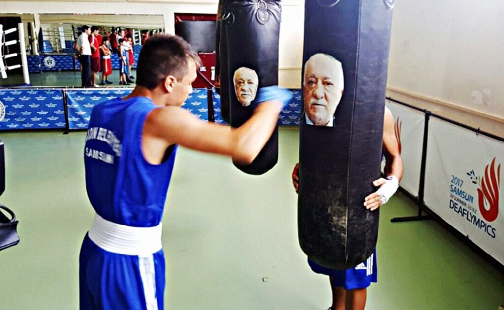 İlkadımlı boksçular fetullah güleni yumrukladı