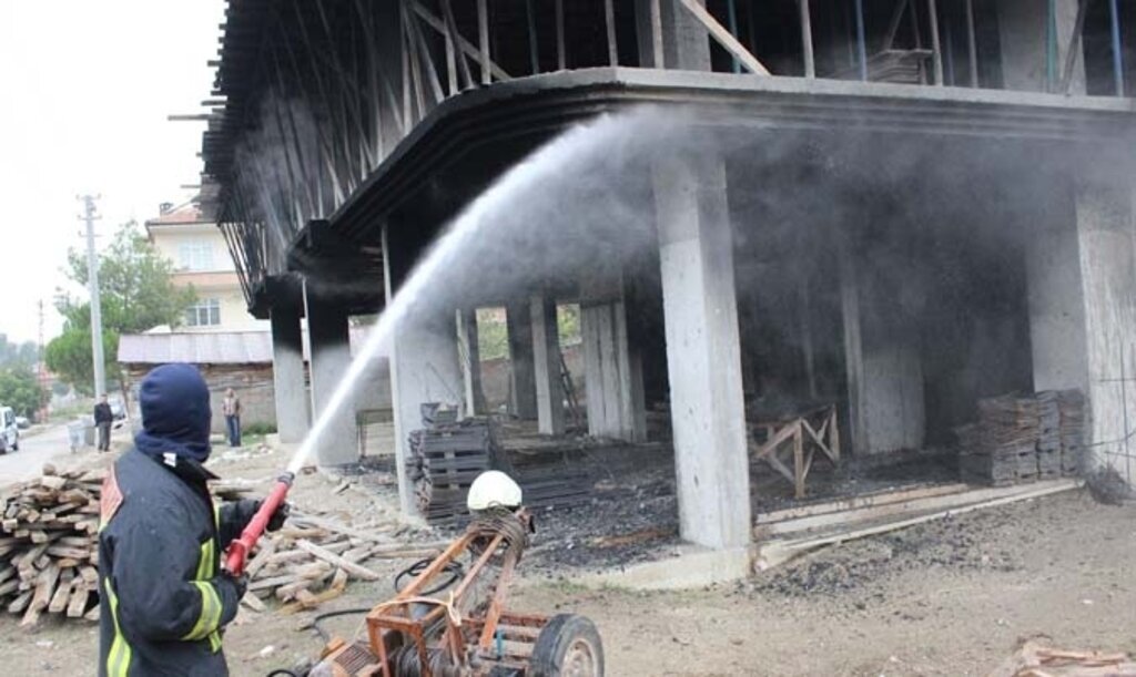 İnşaatta çıkan yangın korkuttu