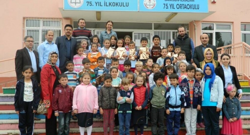 İrfaniye okulları hediye kitapları teslim etti