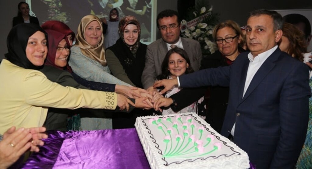 İshak Taşçı'dan kadınlara övgü; Siyasetin olmazsa olmazlarısınız