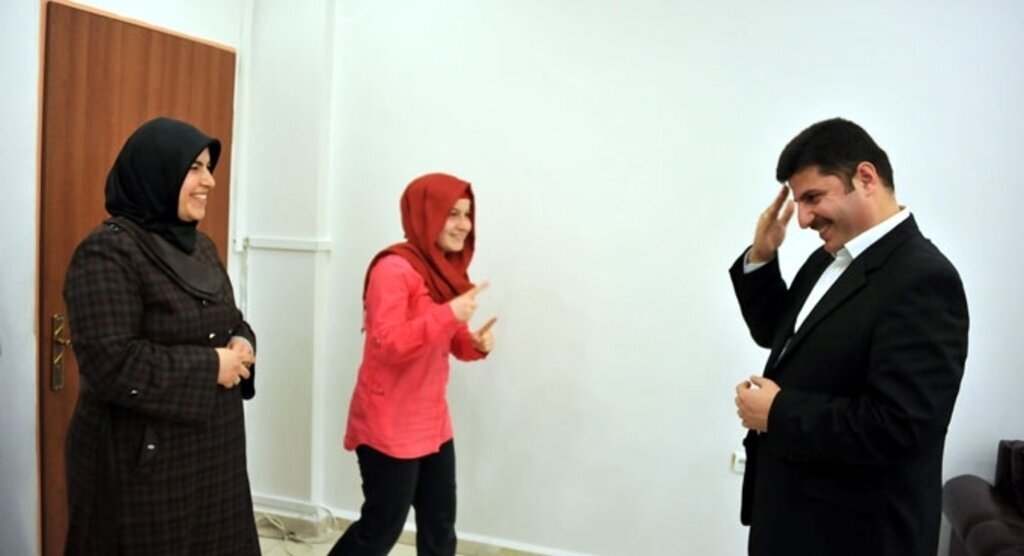 İşitme engelliyle anlaşamayınca ailece işaret dili öğrendiler