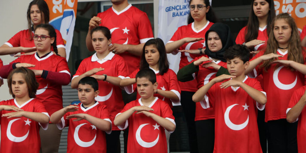 İstiklal Marşı'nı işaret diliyle söylediler
