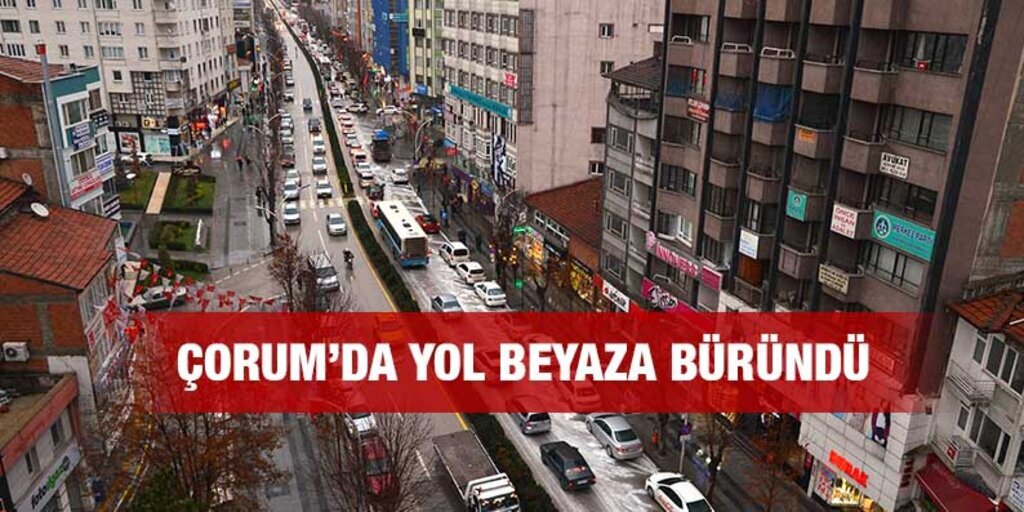  İtfaiye aracından sızan köpük caddeyi beyaza bürüdü 