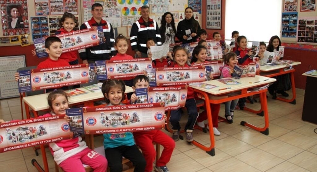 Jandarmadan minik öğrencilere trafik semineri