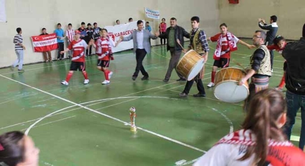 Kabaceviz şampiyonluğu davul ve zurnayla kutladı