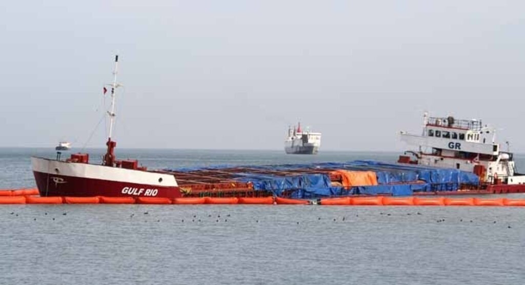 Kara oturan geminin yakıt ve yağı alınacak