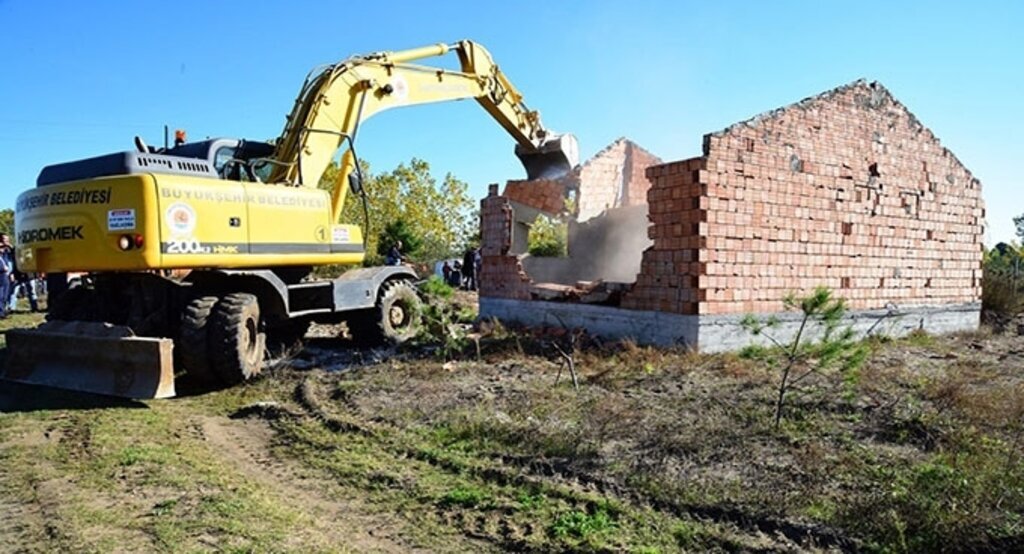 Karabahçe Mahallesi’nde kaçak olduğu tespit edilen 41 yapının yıkımını sürdürüyor