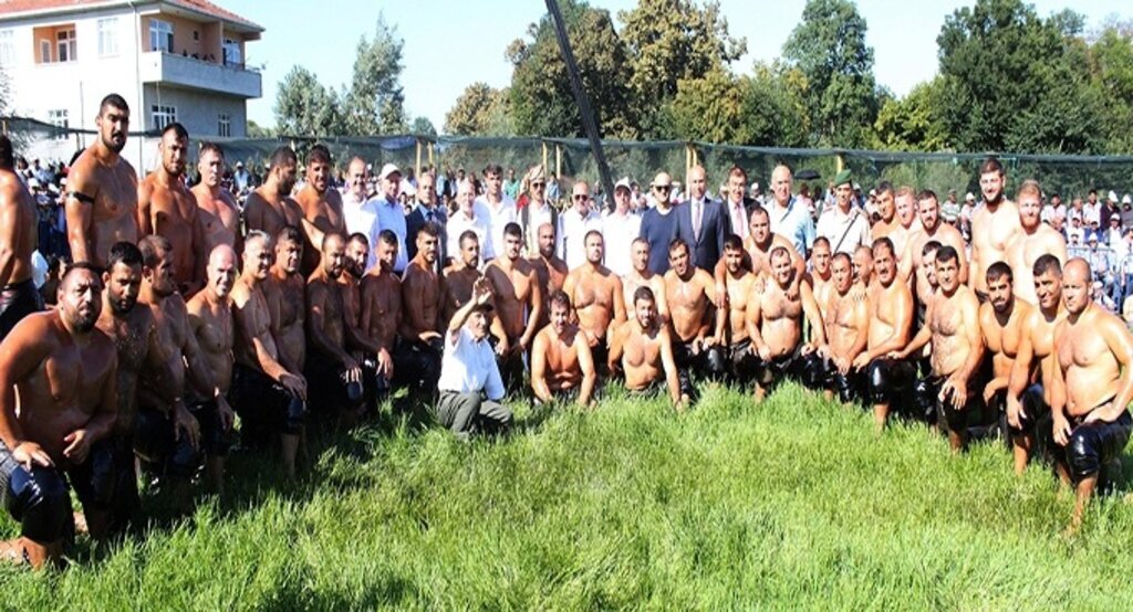 Karadeniz’in en büyük yağlı güreş organizasyonu Tekkeköy’de yapıldı