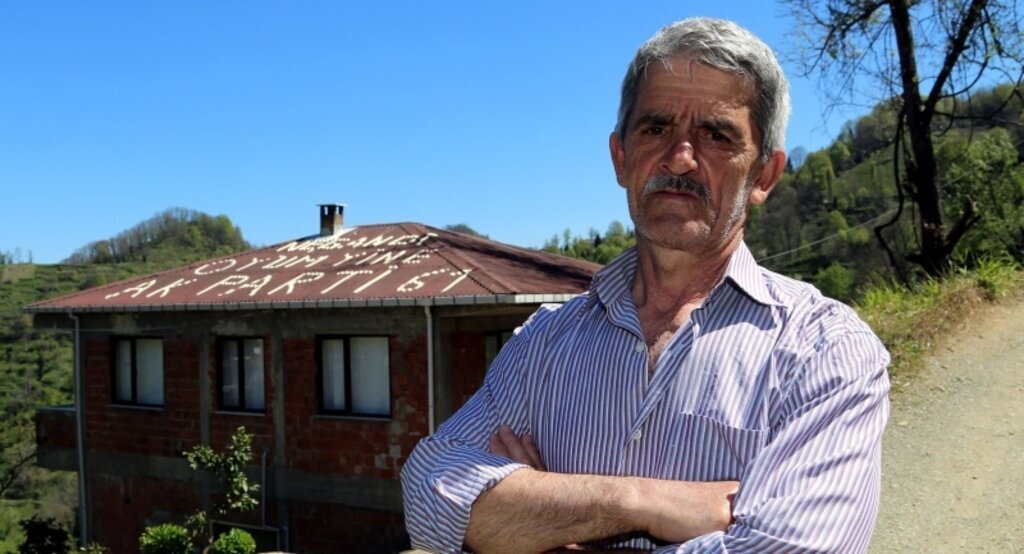 Karadenizli aile, seçim tahminini çatıya yazdı