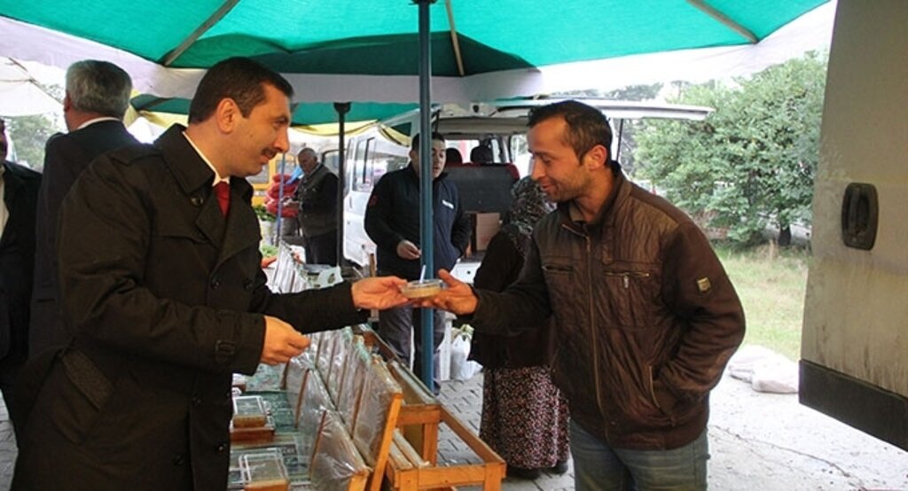 Kavak Belediyesi aşure dağıttı