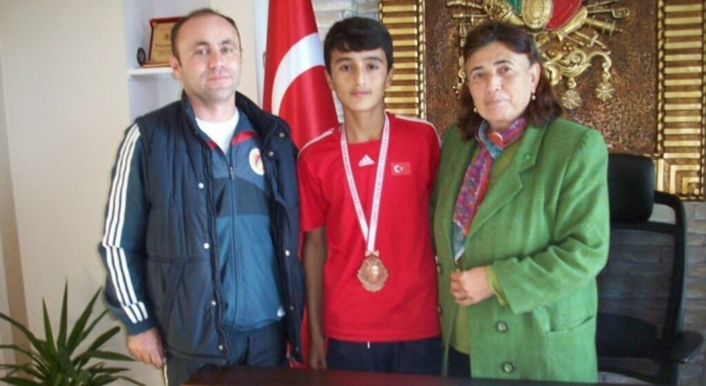 Kavak Belediyesinden başarılı tekvandocuya destek