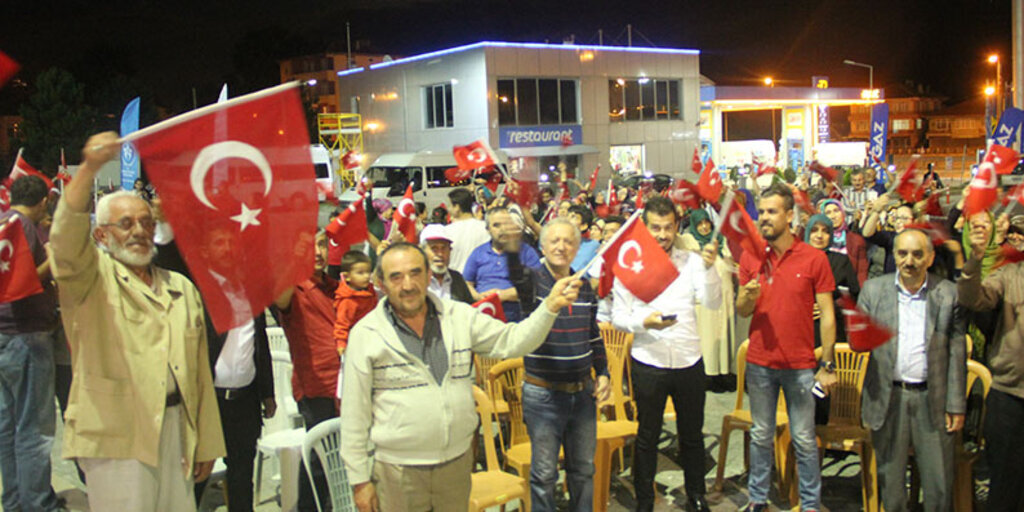 Kavaklılar Ellerinde Bayraklarla Demokrasi nöbetinde