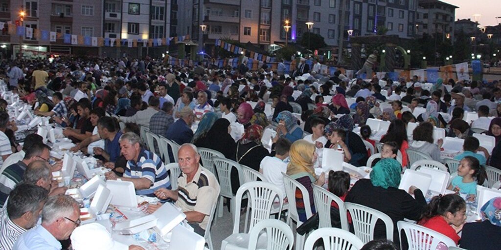 Kavak'ta Binlerce Kişiye İftar Verildi