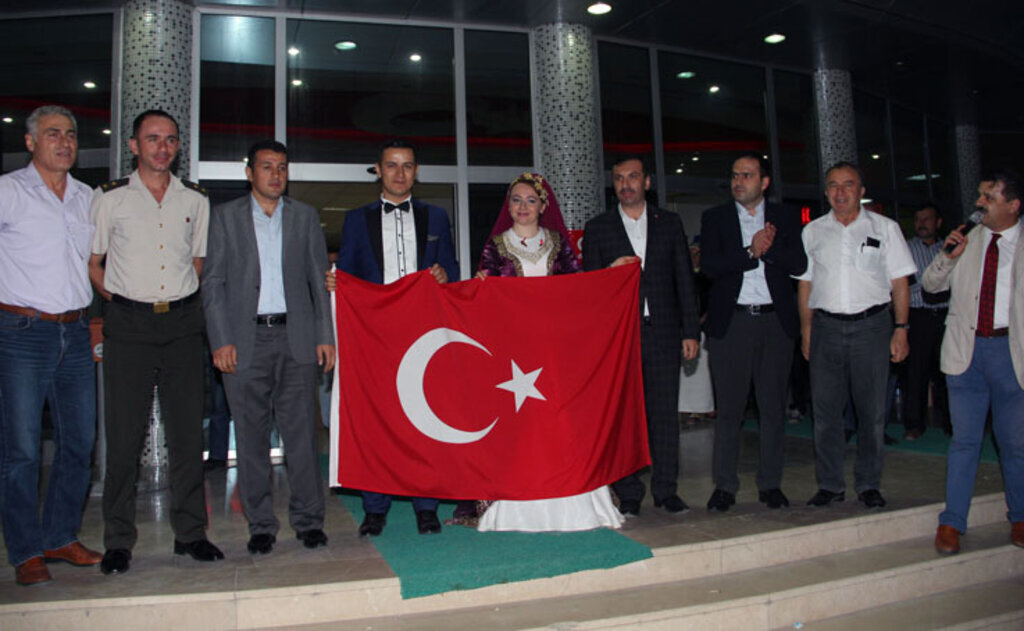 Kavak'ta Gelin ve Damat Demokrasi nöbetinde