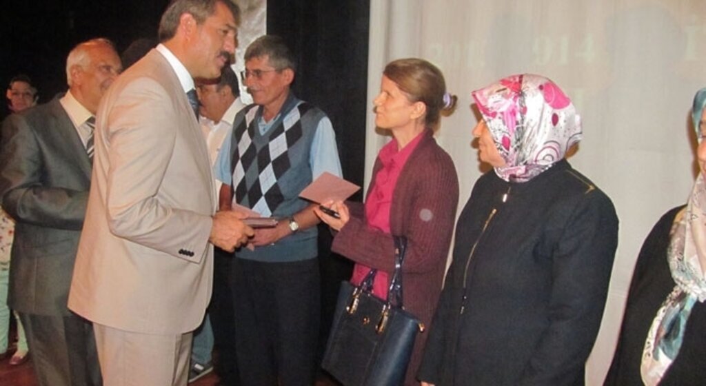 Kaymakamdan üniversiteyi kazanan öğrencilere para ödülü