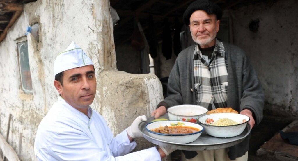 Kaymakamlıktan yaşlılara sıcak yemek hizmeti