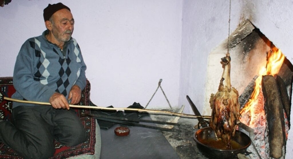 Kaz tiridi yiyerek cami inşaatına katkı yapıyorlar