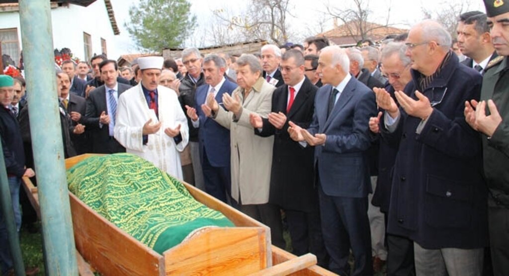 Kenan Şara'yı binlerce kişi son yolculuğuna uğurladı