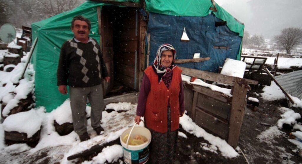 Kışı çadır ve barakalarda geçiriyorlar